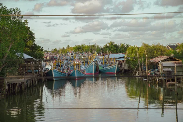 Centenas Barcos Pesca Várias Formas Tamanhos Estacionados Lado Jusante Rio — Fotografia de Stock