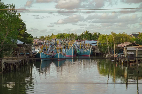 数以百计的各种形状和大小的渔船停泊在河的下游 Kampung Nelayan是沿河到海滩的一个定居点 有数以百计的船只在河边排列组合 — 图库照片