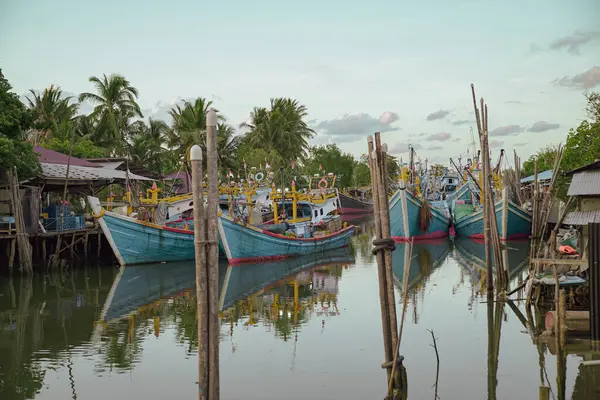 Centenas Barcos Pesca Várias Formas Tamanhos Estacionados Lado Jusante Rio — Fotografia de Stock