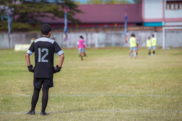 16 yaşındakiler için futbol yetenek arama süreci. Doğu Aceh 'te 16 yıllık yetenek arayışı için sıcak bir günde sahada bir futbol maçı düzenlendi.