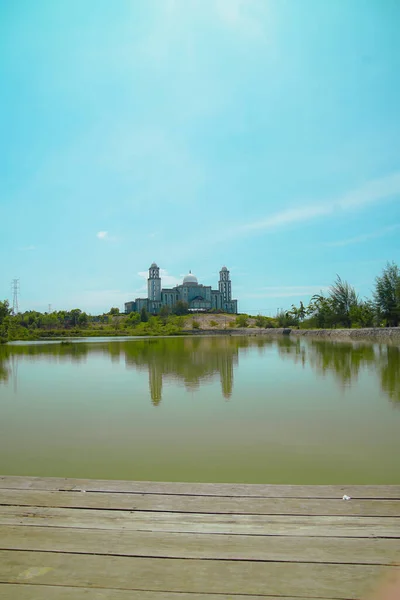 この壮大な建物は ドームとモスクに似ており 人工湖を有する空の畑に似ています インドネシアの東エースエース Yah Rayeukの地区長の建物です — ストック写真