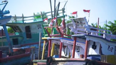 Nehrin aşağısına park edilmiş çeşitli şekil ve boyutlarda yüzlerce balıkçı teknesi. Kampung Nelayan, nehir kıyısında nehrin kenarında yüzlerce tekne bulunan bir yerleşim yeri.
