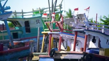 Nehrin aşağısına park edilmiş çeşitli şekil ve boyutlarda yüzlerce balıkçı teknesi. Kampung Nelayan, nehir kıyısında nehrin kenarında yüzlerce tekne bulunan bir yerleşim yeri.