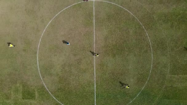 一个业余足球比赛的空中录像和练习16岁的孩子在一个古老的体育场 为支持儿童足球天赋而进行的训练和打架过程的空中录像 — 图库视频影像