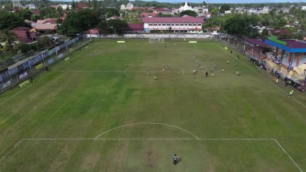 Filmagem Aérea Jogo Futebol Amador Prática Para Jovens Anos Estádio — Vídeo de Stock