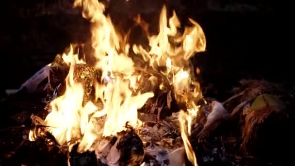 晚上在室外焚烧垃圾 慢速燃烧 堆积的废物被焚烧并产生熊熊燃烧的红色火焰 — 图库视频影像