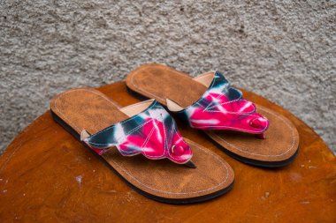 Endonezya 'nın Java kentindeki zanaatkarlar tarafından yapılan sandaletler sandaletlere geleneksel batik süsler ekleyerek elde yapılıyor. Batik motifleri ve geleneksel tarzı olan eşsiz sandaletler.
