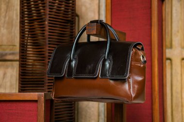 Endonezya 'da zanaatkarlar tarafından yapılan el yapımı kadınların hakiki deri çantalarının sergilenmesi. Çeşitli moda kadın çantaları. Güzel detaylar, çeşitli renkler ve motifler.