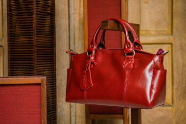 Endonezya 'da zanaatkarlar tarafından yapılan el yapımı kadınların hakiki deri çantalarının sergilenmesi. Çeşitli moda kadın çantaları. Güzel detaylar, çeşitli renkler ve motifler.