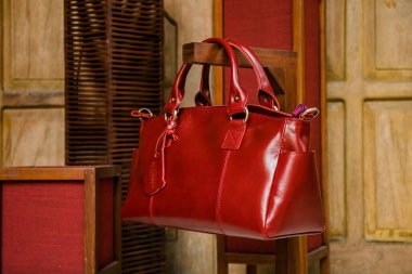 Endonezya 'da zanaatkarlar tarafından yapılan el yapımı kadınların hakiki deri çantalarının sergilenmesi. Çeşitli moda kadın çantaları. Güzel detaylar, çeşitli renkler ve motifler.