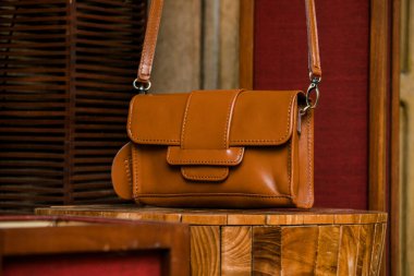 Endonezya 'da zanaatkarlar tarafından yapılan el yapımı kadınların hakiki deri çantalarının sergilenmesi. Çeşitli moda kadın çantaları. Güzel detaylar, çeşitli renkler ve motifler.