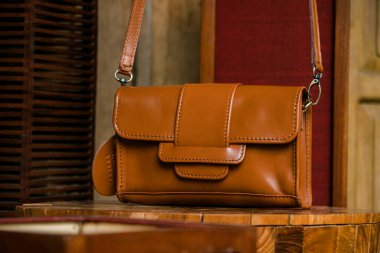 Endonezya 'da zanaatkarlar tarafından yapılan el yapımı kadınların hakiki deri çantalarının sergilenmesi. Çeşitli moda kadın çantaları. Güzel detaylar, çeşitli renkler ve motifler.