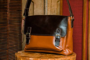 Endonezya 'da zanaatkarlar tarafından yapılan el yapımı kadınların hakiki deri çantalarının sergilenmesi. Çeşitli moda kadın çantaları. Güzel detaylar, çeşitli renkler ve motifler.