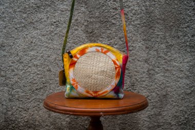 Endonezya 'da zanaatkarların ördüğü bambu çantaların açık havada sergilenmesi. Çeşitli ayrıntılı ve güzel örülmüş bambu torbaları, yaprak ve çiçek motifleri ile ekolojik baskı çizimleriyle birleştirilmiştir.