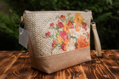 Endonezya 'da zanaatkarların ördüğü bambu çantaların açık havada sergilenmesi. Çeşitli ayrıntılı ve güzel örülmüş bambu torbaları, yaprak ve çiçek motifleri ile ekolojik baskı çizimleriyle birleştirilmiştir.