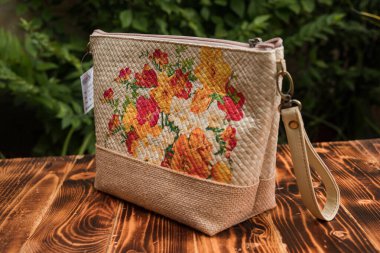 Endonezya 'da zanaatkarların ördüğü bambu çantaların açık havada sergilenmesi. Çeşitli ayrıntılı ve güzel örülmüş bambu torbaları, yaprak ve çiçek motifleri ile ekolojik baskı çizimleriyle birleştirilmiştir.