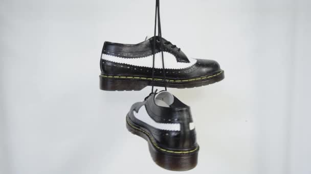 Два Тони Чорно Біле Взуття Піджаком Гумовою Підошвою Висить Мереживом — стокове відео