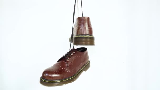 Full Maroon Shoottip Brogue Παπούτσια Λαστιχένια Σόλα Που Κρέμονται Από — Αρχείο Βίντεο