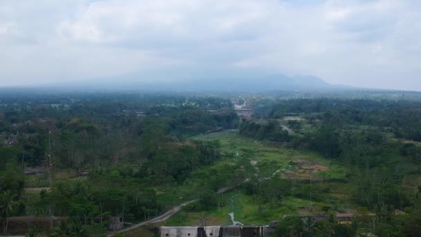 印度尼西亚斯勒曼的Watu Purbo Sabo大坝的空中录像 该大坝有一个6层水坝 除了防止默拉皮火山的爆发外 这个大坝还是一个受欢迎的旅游胜地 — 图库视频影像