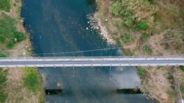 2輪車のみで使用できる吊り橋の空中映像を交互に交差させることができる オートバイクロスサスペンションブリッジ 川とラヴィンを分割 — ストック動画