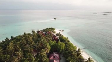 Tropik hava manzarası, deniz manzarası su bungalovu villaları, yemyeşil ağaçlar, çarpıcı beyaz kumsallar. Maldivler egzotik bir turizm merkezi. Tropikal atmosferi olan bir turizm cenneti..