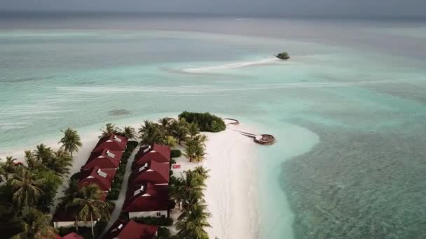 Tropisch Luchtlandschap Uitzicht Zee Met Villa Met Waterbungalows Weelderige Bomen — Stockvideo