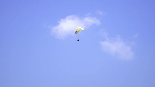 Adrenalin Memompa Olahraga Ekstrim Paragliding Terhadap Langit Biru Yang Jelas — Stok Video
