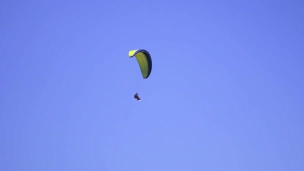 Adrenalinpumpande Extrem Sport Skärmflygning Mot Den Klarblå Himlen Paraglider Flyger — Stockvideo