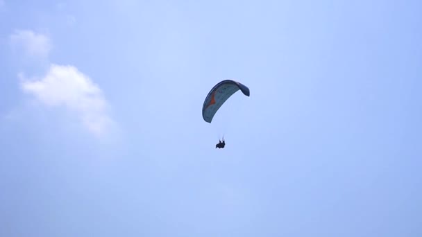 Adrenalinowy Sport Ekstremalny Paralotniarstwo Czystym Błękitnym Niebem Paralotniarz Lecący Spadochronem — Wideo stockowe