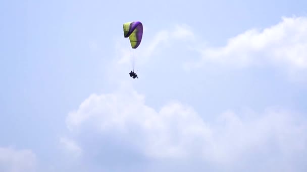 Extrémní Sport Adrenalinem Paragliding Proti Jasně Modré Obloze Paraglider Letící — Stock video