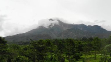 Merapi Dağı 'nın çarpıcı hava manzarası, güzel ve huzurlu aktif bir volkan. Dağın etrafındaki güzel vahşi manzaralar sık ormanlar, vadiler ve tepeler şeklinde.