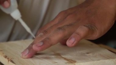 Basit bir ahşap atölyesinde çalışan bir marangozun kapağı. Atölye ahşap yığınları, dairesel testereler, çivi tabancaları, uçak makineleri, sondaj makineleri, ahşap yapıştırıcı ve hatta ahşap boyayla dolu.