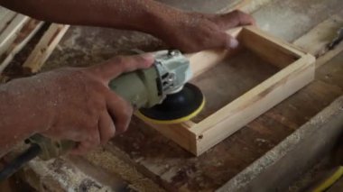 Basit bir ahşap atölyesinde çalışan bir marangozun kapağı. Atölye ahşap yığınları, dairesel testereler, çivi tabancaları, uçak makineleri, sondaj makineleri, ahşap yapıştırıcı ve hatta ahşap boyayla dolu.