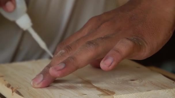 간단한 워크샵에서 목수의 작업장은 드릴링 접착제 페인트 조차의 더미로 있습니다 — 비디오