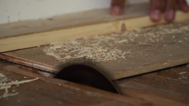 Zbliżenie Stolarza Pracującego Prostym Warsztacie Drewna Warsztacie Stosy Drewna Piły — Wideo stockowe