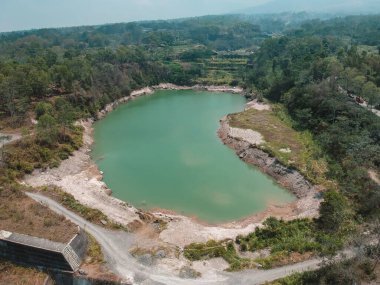 Uzun kurak mevsimde göle benzeyen bir nehrin havadan çekilmiş fotoğrafı. İnsansız hava aracı fotoğrafı, sonunda göle benzeyen bir su birikintisine dönüşene kadar akmayan temiz bir nehir gösteriyor.