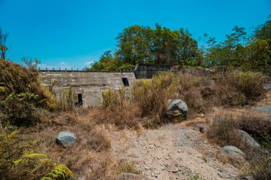 Uzun kuraklık nehri kuruttu böylece baraj ya da sabo barajının suyu akmadı ve çalılarla kaplandı. Nehirlerdeki kuraklık felaketleri toprağı kurutur ve çatlatır.