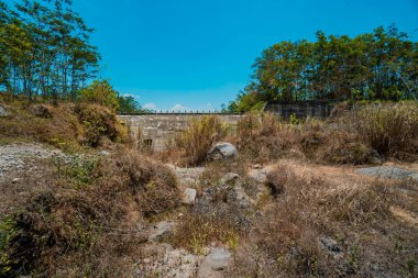 Uzun kuraklık nehri kuruttu böylece baraj ya da sabo barajının suyu akmadı ve çalılarla kaplandı. Nehirlerdeki kuraklık felaketleri toprağı kurutur ve çatlatır.