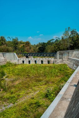 Uzun kuraklık nehri kuruttu böylece baraj ya da sabo barajının suyu akmadı ve çalılarla kaplandı. Nehirlerdeki kuraklık felaketleri toprağı kurutur ve çatlatır.