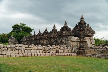 Plaosan Tapınağı, geçmişten gelen görkemli ve temiz taş binası olan bir Budist tapınağı, tarihi bir yer ve Endonezya 'nın merkezi Cava' da inanılmaz bir turistik merkezdir..