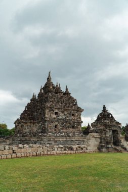 Plaosan Tapınağı, geçmişten gelen görkemli ve temiz taş binası olan bir Budist tapınağı, tarihi bir yer ve Endonezya 'nın merkezi Cava' da inanılmaz bir turistik merkezdir..
