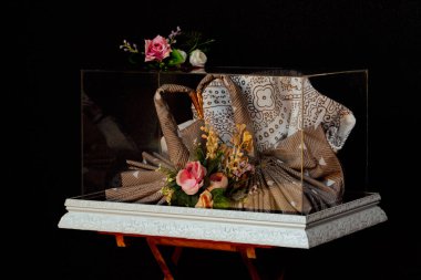 Endonezya kültürüyle düğün hediyesi çeyiz kutusu. Damat, gelini evlendirirken verdiği çeyizde çok güzel süslenmiş çeşitli eşyalar var.