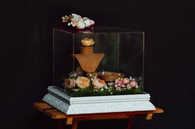 Müstakbel damattan müstakbel geline düğün çeyizi olarak güzel dekore edilmiş bir yüzük kutusu.