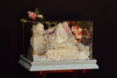 Düğün çeyizi hediye kutusu Endonezya 'da bir düğün çeyizi olarak. Mahar, damattan geline bir hediye. Evlilik zamanında, görkemli bir camiye dekore edilmiş bir kumaş şeklinde..