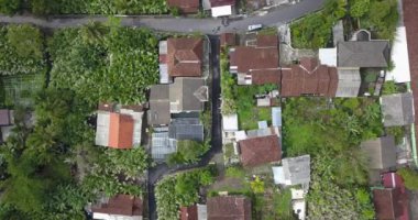 Kentsel alanların dışındaki yerleşim alanlarının hava görüntüleri, bazı bölgelerde hala pirinç tarlaları ve ekosistemin dengesini koruyan yemyeşil ağaçlar var.