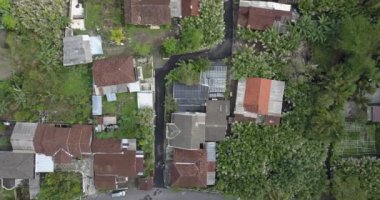 Kentsel alanların dışındaki yerleşim alanlarının hava görüntüleri, bazı bölgelerde hala pirinç tarlaları ve ekosistemin dengesini koruyan yemyeşil ağaçlar var.