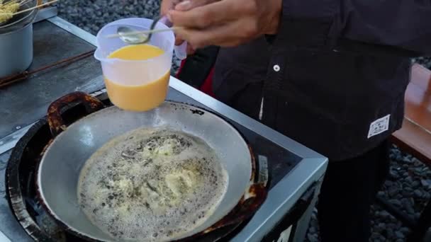 Telur Gulung Endonezya Popüler Bir Sokak Yiyeceğidir Telur Gulung Yapmak — Stok video