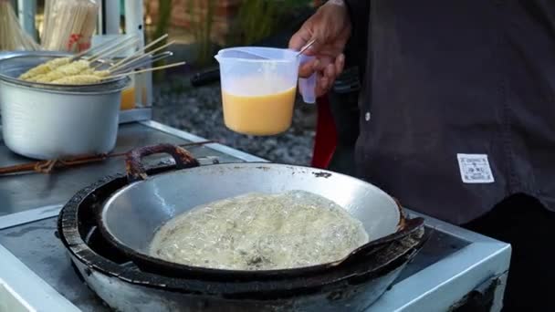 Telur Gulung Tortilla Enrollada Pincho Que Una Comida Callejera Popular — Vídeo de stock