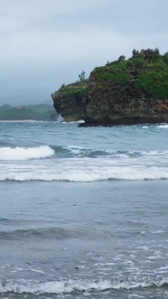 Momenti Vacanza Una Spiaggia Vuota Turisti Con Sabbia Bianca Onde — Video Stock