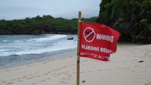 Röd Varningsflagga Indikerar Att Simning Inte Tillåten Stranden Grund Farliga — Stockvideo